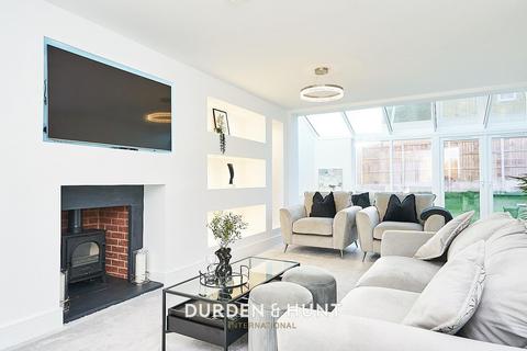 8 Mountain Ash Close, Chigwell, IG7 4HX