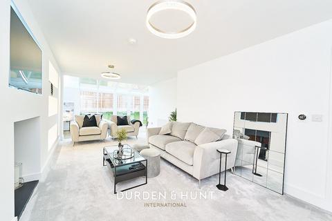 8 Mountain Ash Close, Chigwell, IG7 4HX
