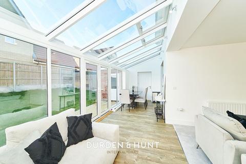 8 Mountain Ash Close, Chigwell, IG7 4HX