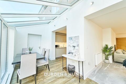 8 Mountain Ash Close, Chigwell, IG7 4HX