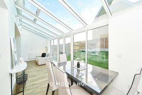 8 Mountain Ash Close, Chigwell, IG7 4HX