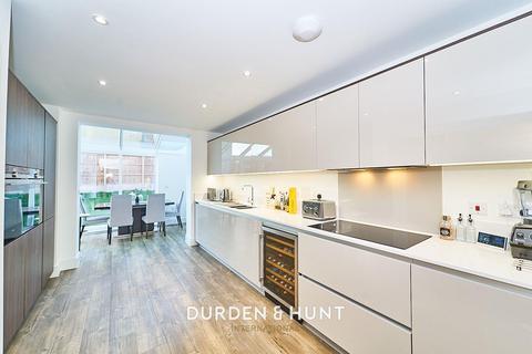 8 Mountain Ash Close, Chigwell, IG7 4HX