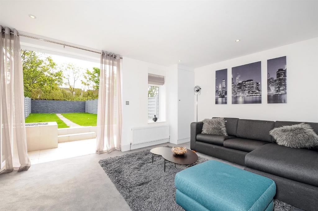 Eardley Road, Wandsworth Borough, SW16 3 bed flat to rent £2,500 pcm