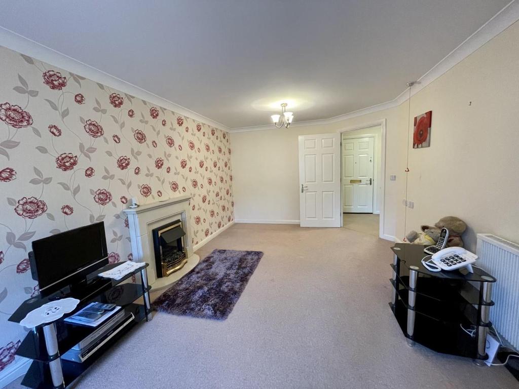 Cathedral Court, London Road, Gloucester 1 bed flat £80,000
