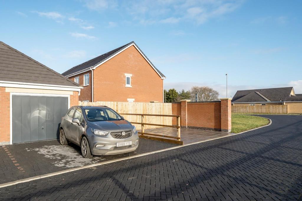 Cedar Way, Woodhall Spa, Lincs, LN10 6AN 3 bed end of terrace house £