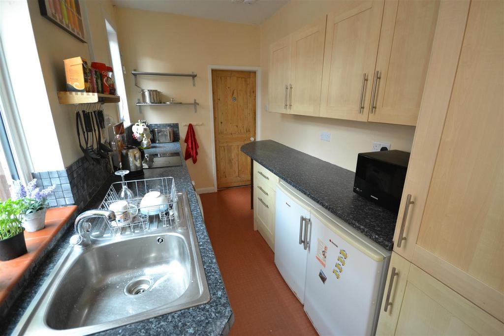 Streamlined fitted kitchen