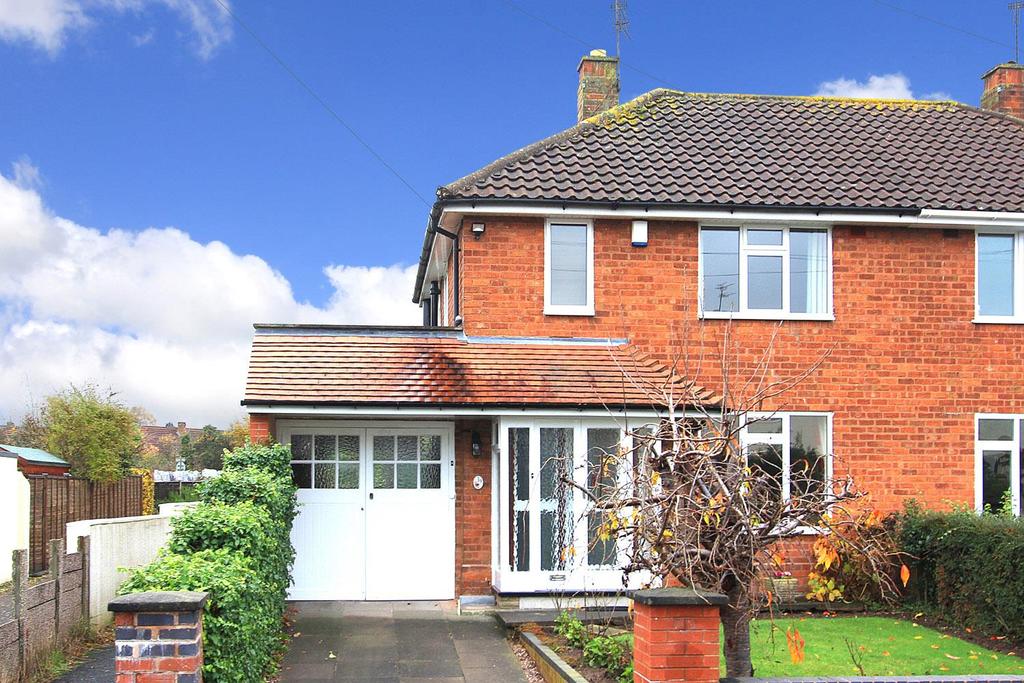 CODSALL, Chapel Lane. 2 bed semidetached house £950 pcm (£219 pw)