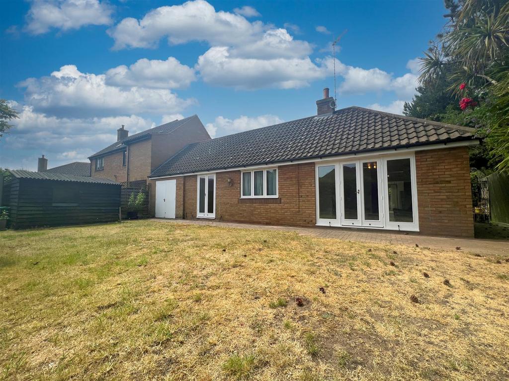 Stable Court, Martlesham Heath, Ipswich 2 bed semidetached bungalow
