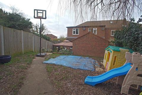 5 bedroom semi-detached house for sale - Eatons Mead-Chingford