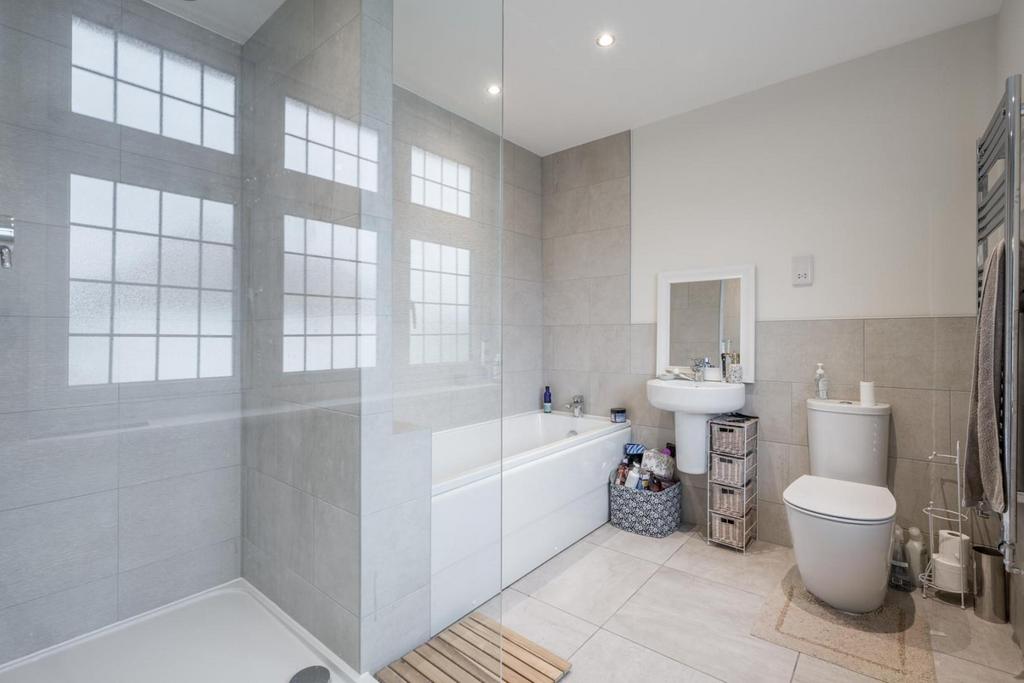 En-Suite Bathroom