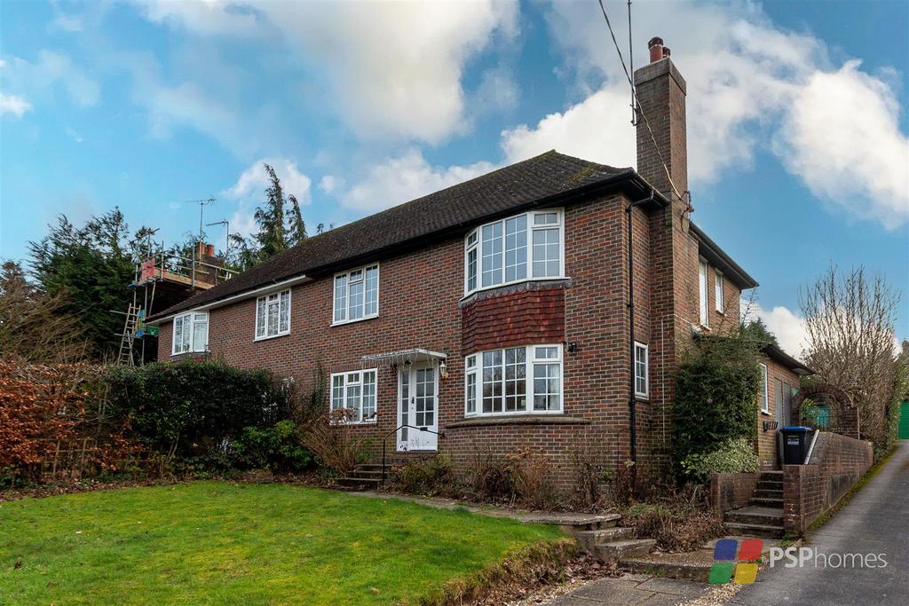 Greenways, Haywards Heath 2 bed flat for sale £285,000