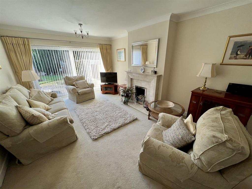 Fieldon Close, Shirley, Solihull 3 bed semidetached house £425,000