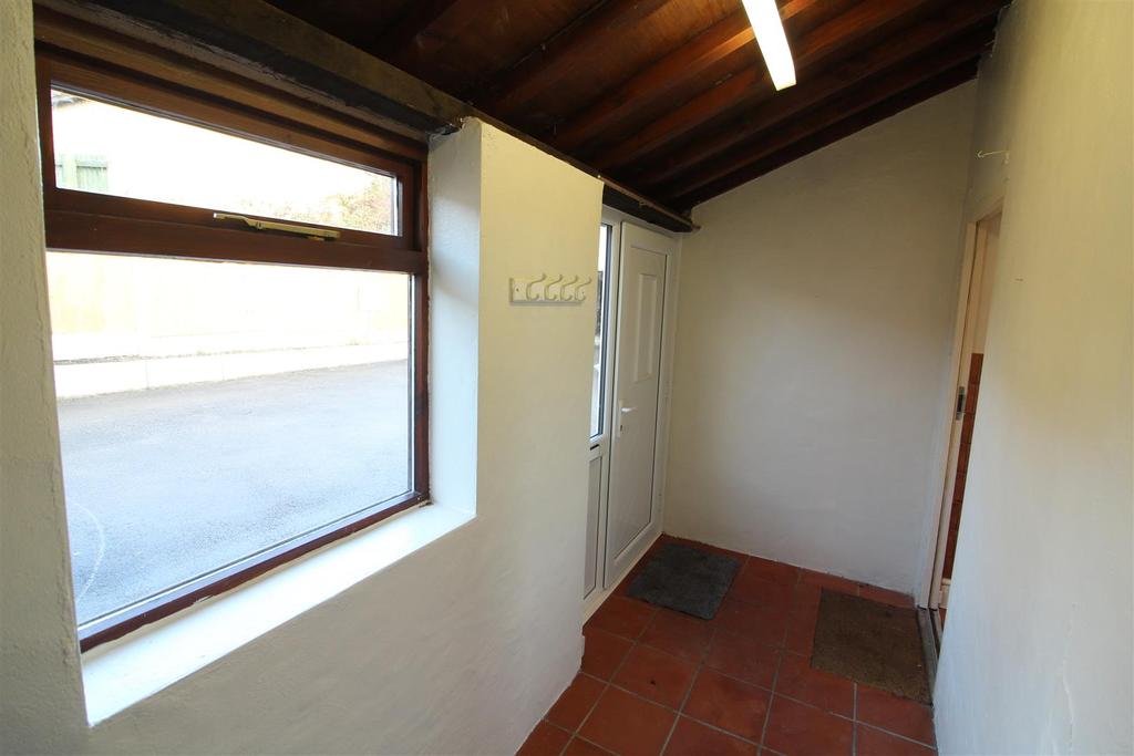 Wakefield Road, Denby Dale, Huddersfield 2 bed detached bungalow £795