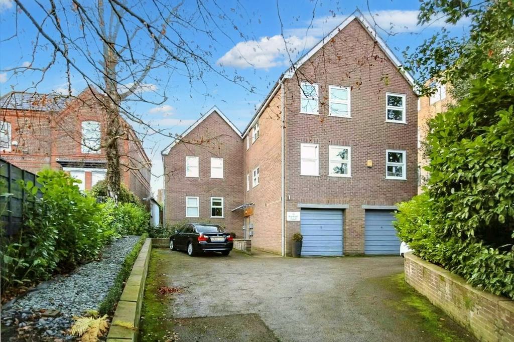 Ashley Road, Altrincham 2 bed apartment £1,100 pcm (£254 pw)