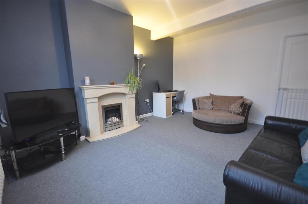 Kirkham Avenue, York 3 bed terraced house £1,100 pcm (£254 pw)