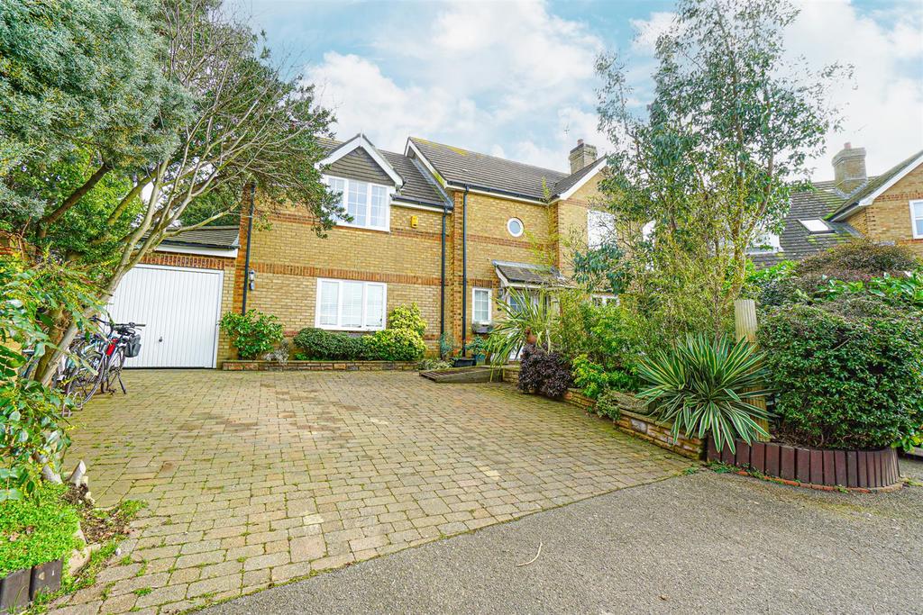 Darwell Close, St. LeonardsOnSea 6 bed detached house for sale £675,000