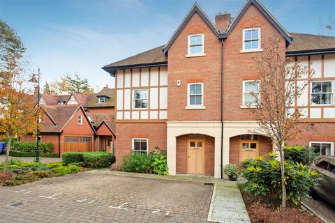 4 bedroom townhouse to rent, Queensbury Gardens, Ascot