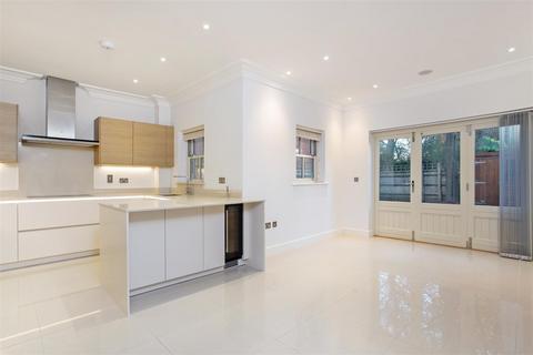 4 bedroom townhouse to rent, Queensbury Gardens, Ascot