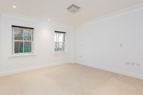 4 bedroom townhouse to rent, Queensbury Gardens, Ascot