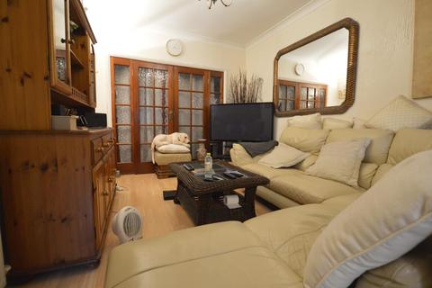 2 bedroom flat to rent - Donald Drive, Romford, RM6 5DU