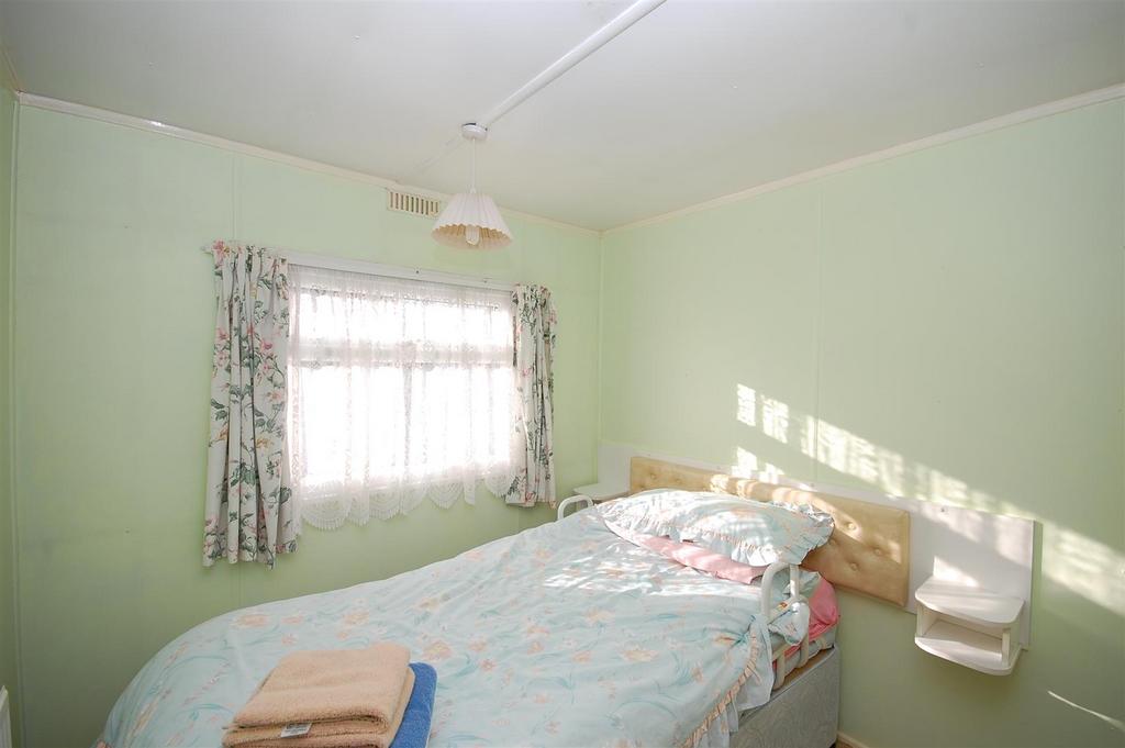 29newfielddrive BED2.JPG