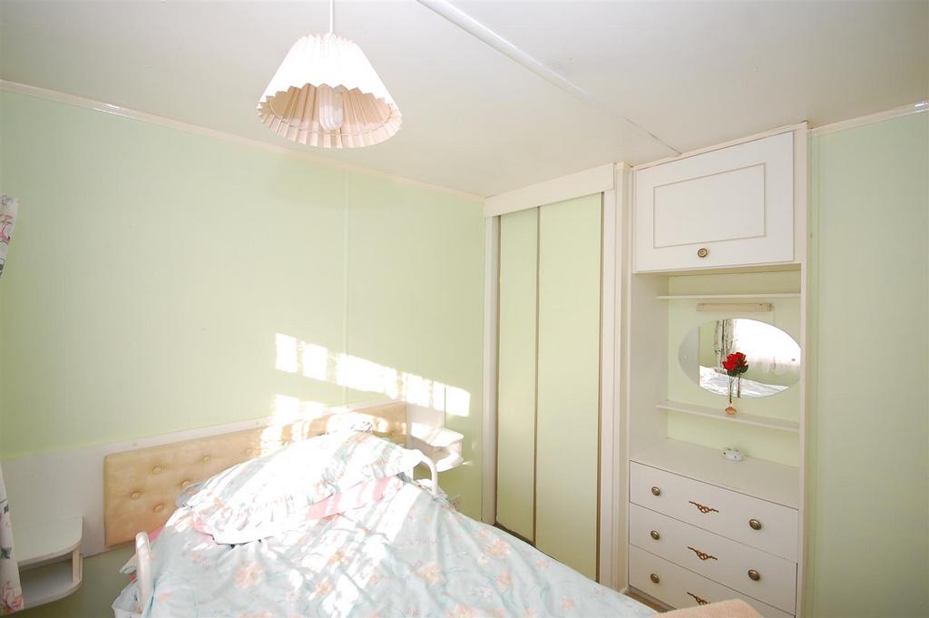 29newfielddrive BED2 VIEW2.JPG