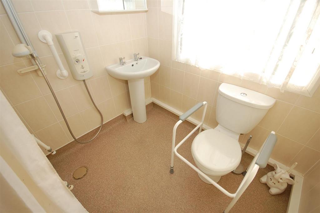 29newfielddrive WETROOM.JPG