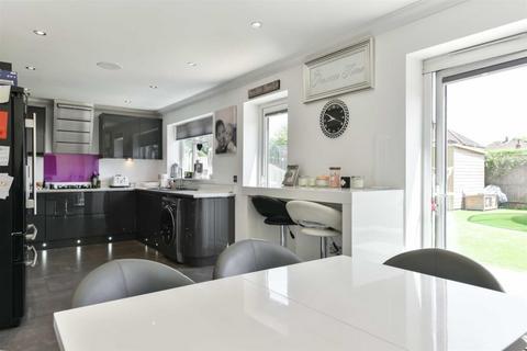 2e Danetree Road, Epsom, KT19 9RZ
