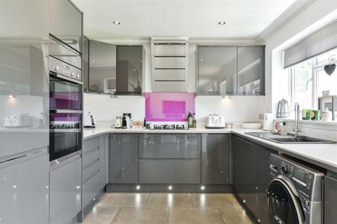 2e Danetree Road, Epsom, KT19 9RZ