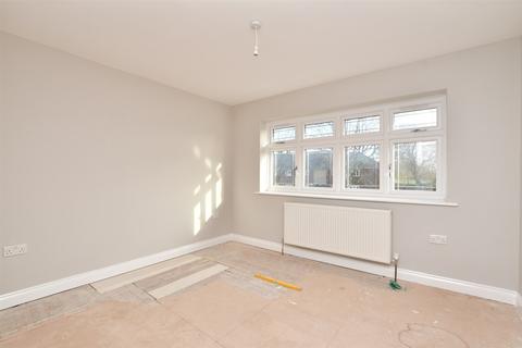 5 bedroom end of terrace house for sale - Southwold Drive, Barking, Essex