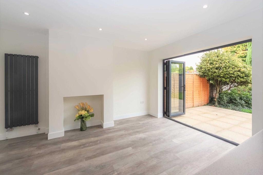 Goldfield Road, Tring 4 bed semidetached house £2,000 pcm (£462 pw)