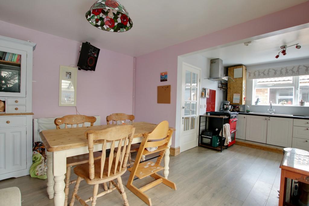 MEADOWBANK ROAD, FAREHAM 3 bed semidetached house for sale £355,000