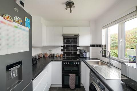 2 bedroom flat for sale - Canons Close, Reigate, RH2
