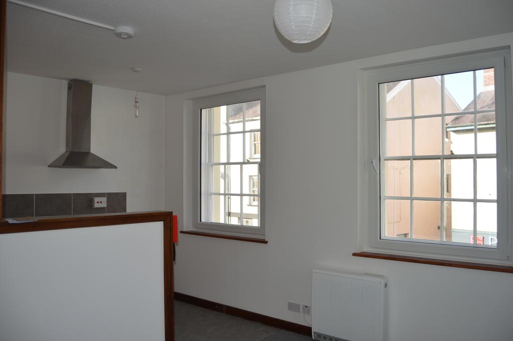 Spilman Street, Carmarthen SA31 1 bed flat £475 pcm (£110 pw)