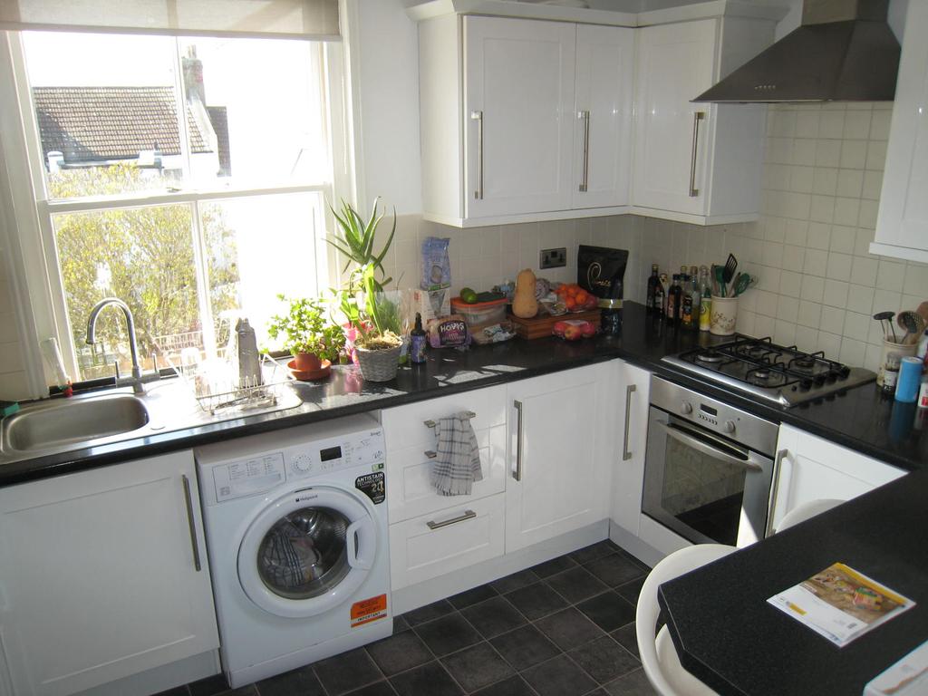 Ryde Road, Brighton BN2 2 bed flat £1,300 pcm (£300 pw)