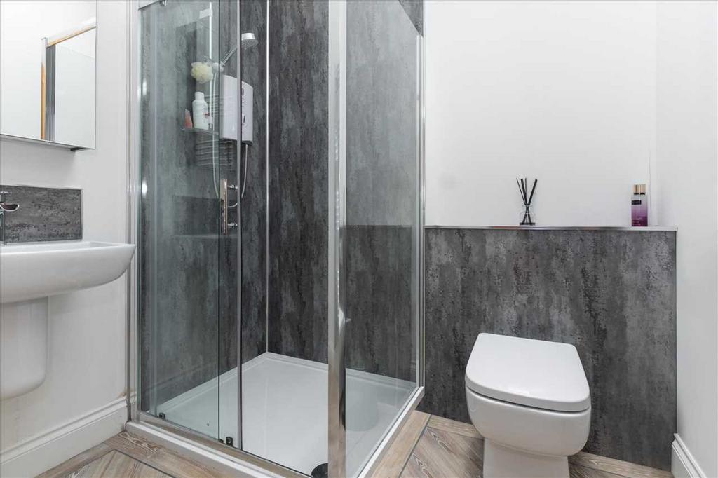 Shower Room (Lower