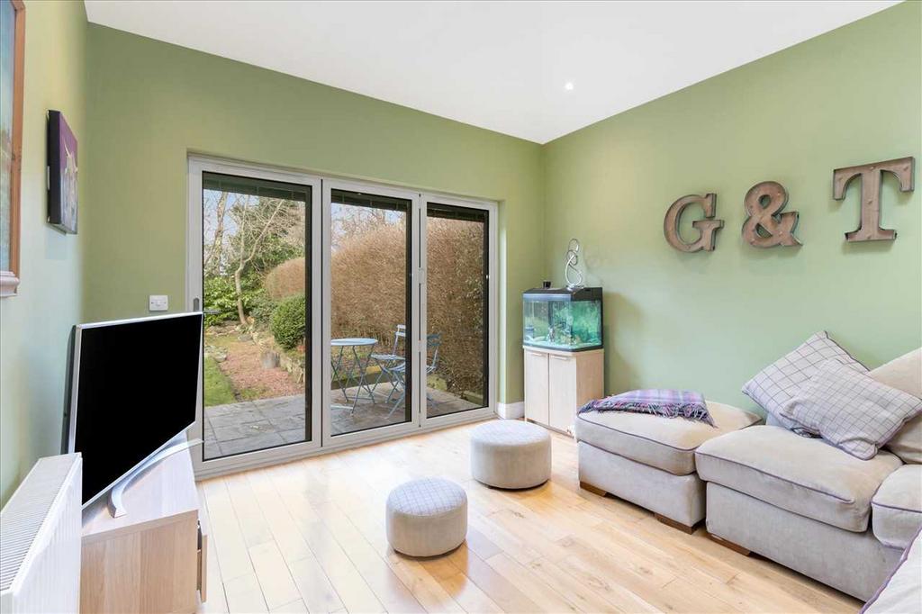 Rear Family Room (1)
