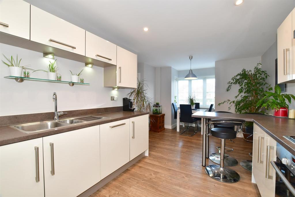 Kitchen/ Dining Room