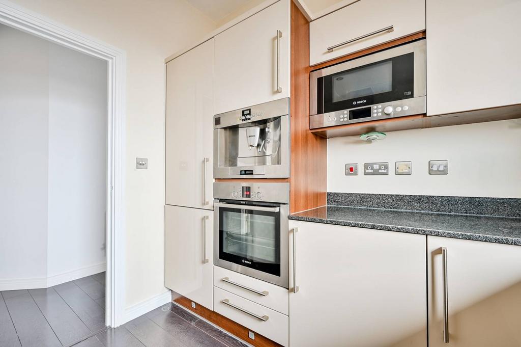 Surbiton Plaza, Surbiton, KT6 2 bed flat for sale £900,000