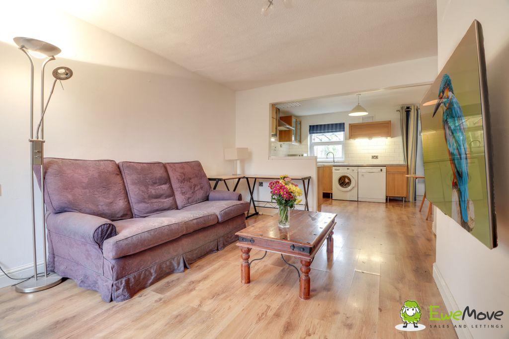 Radcliffe Road, Hitchin SG5 1QH 2 bed terraced house £1,250 pcm (£288 pw)