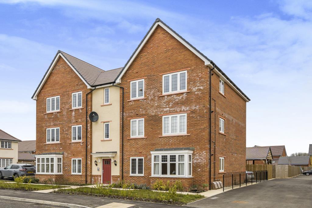 Brize Norton, Oxfordshire, OX18 2 bed flat - £220,000