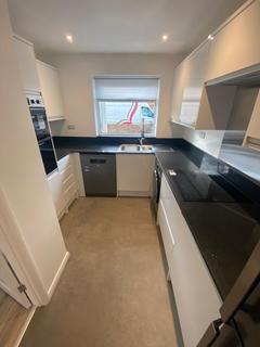 2 bedroom terraced house to rent, Ashford Crescent, Ashford