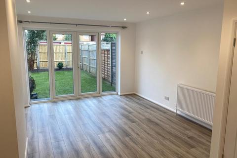 2 bedroom terraced house to rent, Ashford Crescent, Ashford