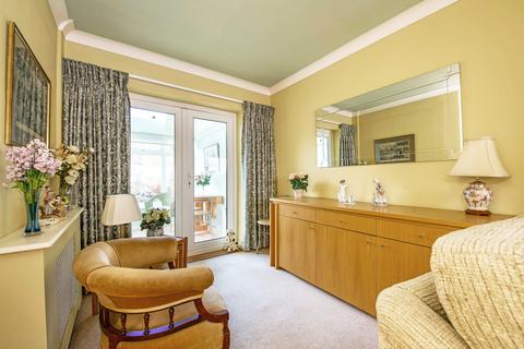 74 Buckingham Road, Richmond, TW10 7EQ