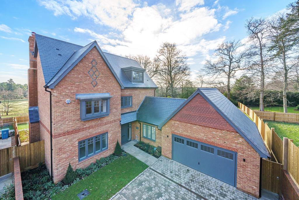 Holly Hill Drive, Ascot, SL5 5 bed detached house to rent £11,500 pcm