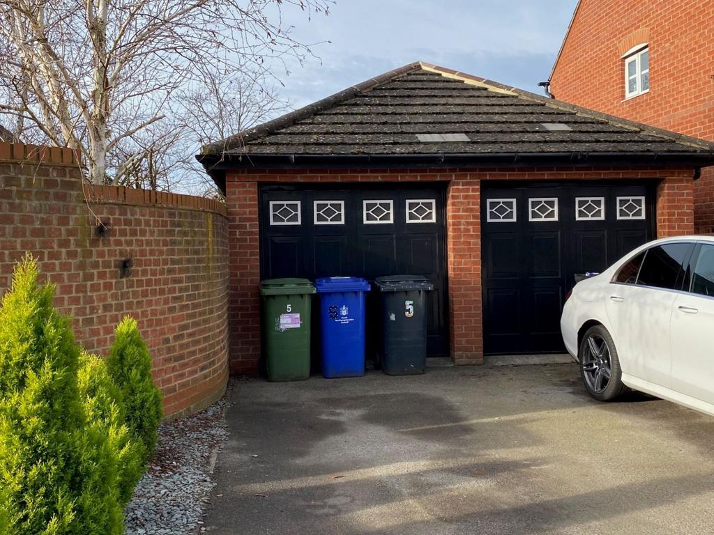 GARAGE & DRIVEWAY