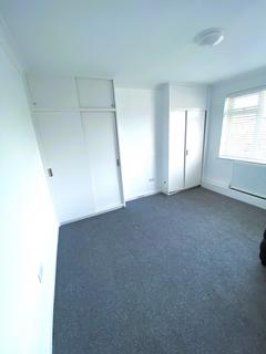 1 bedroom flat to rent, Albany Road, Romford RM6