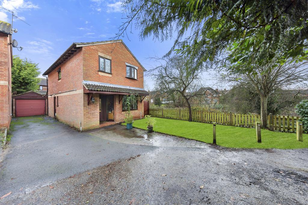 Walsingham Avenue, Kettering, NN15 3 bed detached house for sale £325,000