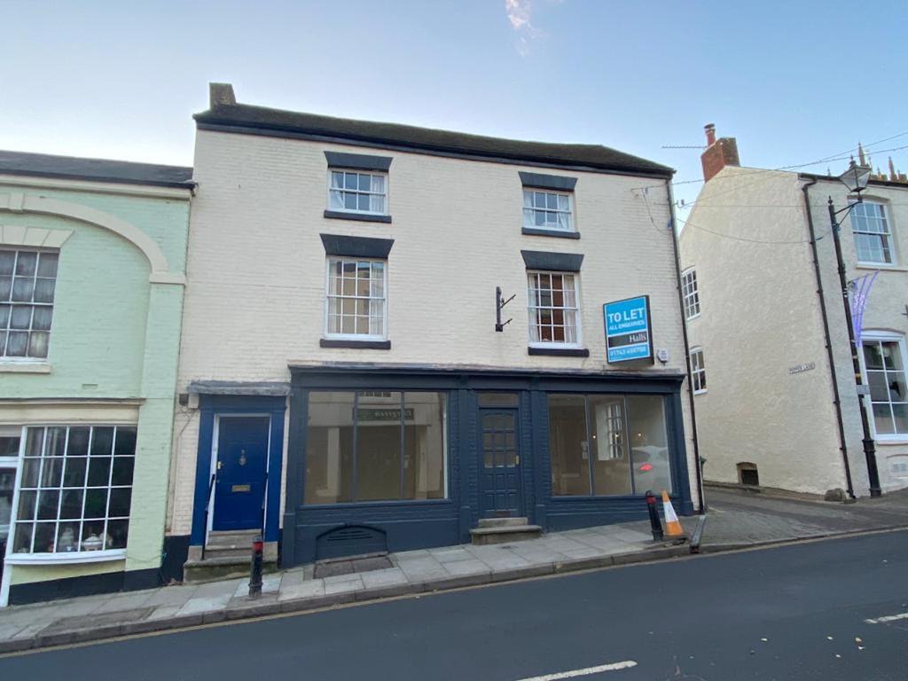 68 Old Street, Ludlow, SY8 1NX Retail property (high street) £833 pcm (£192 pw)