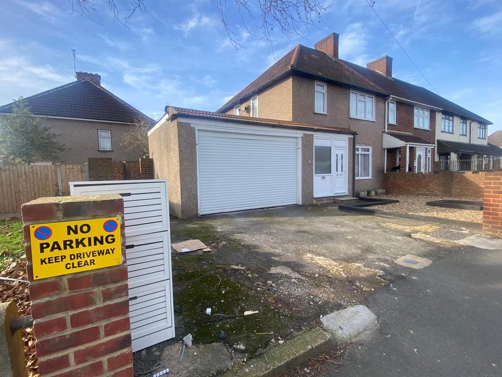 Warrington Road, Dagenham RM8 3JL 3 bed semidetached house £2,300